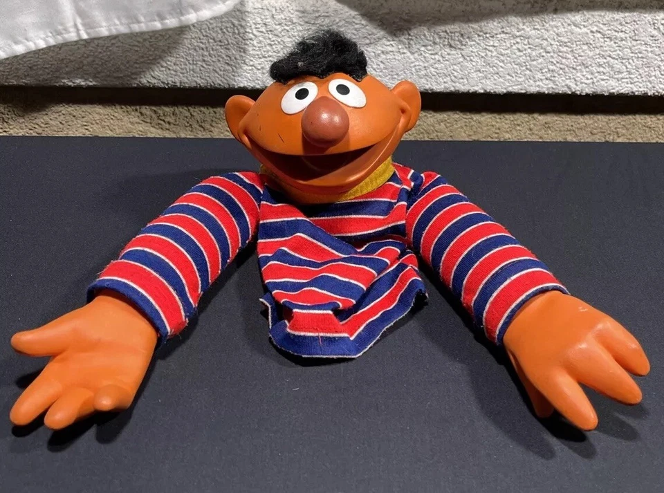 Marioneta de mano de Plaza Sésamo Ernie de colección años 70 Jim Henson Muppet juguete preescolar Foto 1 de 4