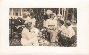 RPPC REUNIÓN DE MUJERES EN EL CÉSPED c1910 DE COLECCIÓN FOTO REAL POSTAL 100825 U - Imagen 1 de 4