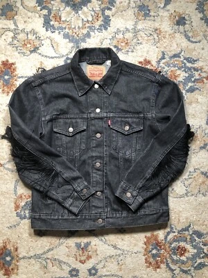 CHAQUETA VAQUERA LEVIS NEGRA DENIM CON FLECOS DESGASTADA EXBOYFRIEND TRUCKER MEDIANA Foto 1 de 4