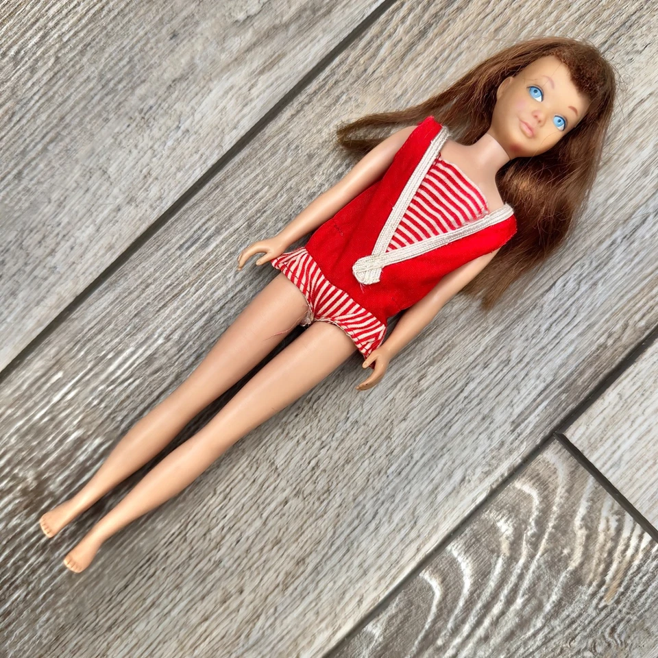 1963 Mattel Skipper кукла прямые ноги оригинальный купальник стрижка волосы повреждены - Изображение 1 из 4