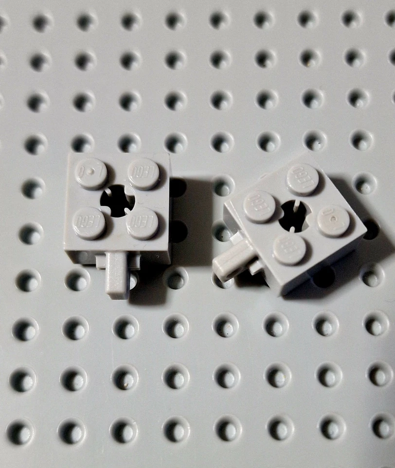 Lego Scharnier Rasterstein 2x2 Mit Achsloch neu hellgrau 2 Stk 30389 30389b A239 - Bild 1 von 1