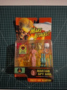 Mars Attacks! Figura de acción Martian Spy Girl Freeze Ray (Tremdmasters, 1996) - Imagen 1 de 3