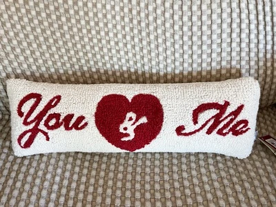 NUEVO CON ETIQUETAS Chandler 4 Esquinas Corazones Enganchado Lana Almohada San Valentín Boda 23”x8” Raro Foto 1 de 4