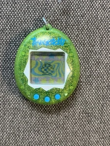 RARO Gioco Elettronico Tamagotchi Funzionante Bandai 2017 Verde Chiaro Glitter - Foto 1 di 16