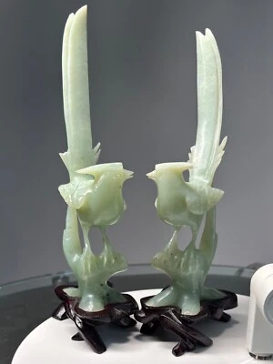 Par de exquisitas estatuas de aves serpentinas de jade con inclusiones negras y base de madera Foto 1 de 4