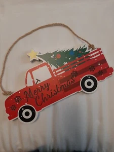 Camion rosso illuminato con albero di Natale sul retro appeso uso 2 batterie tripla A - Foto 1 di 3