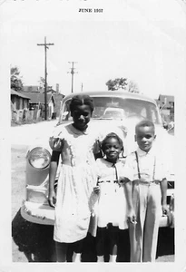 Fotografía instantánea original vintage afroamericana de niños niñas coche encontrado 1957 - Imagen 1 de 2