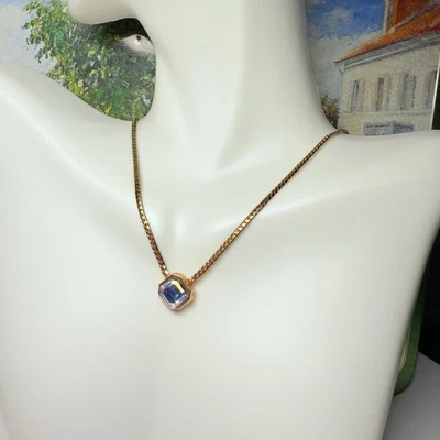 Collar AVON tono dorado.  Collar de serpiente plana de cristal colorido AB de corte cuadrado Foto 1 de 4