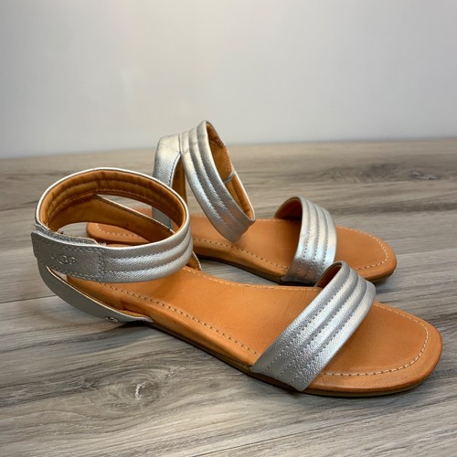 UGG Sandali Piatti Argento Ethena Donna 7 5 Cinturino Alla Cavigliatore