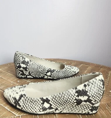 Bombas cunha padrão pele de cobra marfim Easy Spirit Abelle tamanho 8 M - Imagem 1 de 4