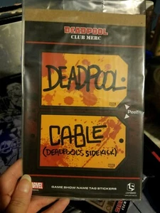 Deadpool Cable Club Merc Beutekiste exklusive Game Show Namensschild Aufkleber Marvel - Bild 1 von 1