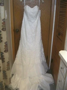 BRAND NEW NEVER WORN GALINA SIGNATURE WEDDING DRESS SIZE 12, SLIP & BRA - Picture 1 of 12