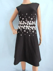 Nuevo con etiquetas Vestido Calvin Klein Talla 16 Negro con Bordado Floral Sin Mangas Ajuste y Acampanado - Imagen 1 de 11