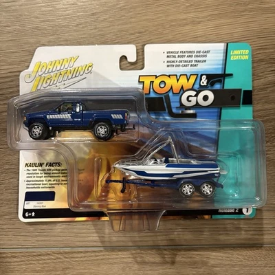 Camioneta pickup Johnny Lightning Tow & Go - Toyota SR5 1985 con barco y remolque - azul Foto 1 de 4
