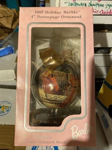 Vintage 1997 Holiday Barbie 4" Decoupage Weihnachtsschmuck mit Holzständer Neu im Karton - Bild 1 von 6