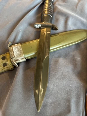 CUCHILLO DE LUCHA PARACAIDISTA MARCADO GUARDIA KINFOLKS M3 DE LA SEGUNDA GUERRA MUNDIAL CON VAINA BMCO M8 Foto 1 de 4