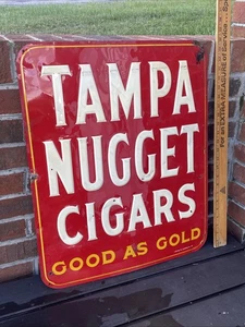 Vintage 1957 Tampa Nugget Sigari Buono Come Oro Insegna Metallo Goffrato 20x24" Rosso Tabacco - Foto 1 di 17