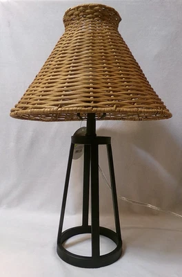 LÁMPARA DE MESA DE METAL NEGRO UMBRAL NUEVA SIN ETIQUETAS con PANTALLA DE RATÁN TEJIDA Foto 1 de 4