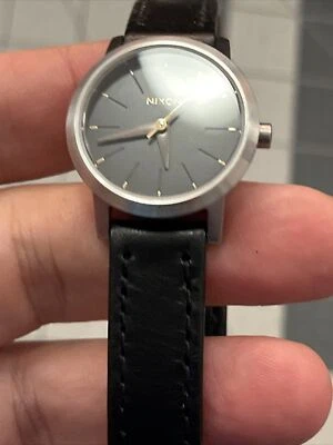 Reloj envolvente Kenzi negro doble plumón Nixon para mujer Foto 1 de 4