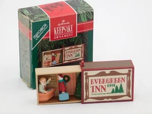 Hallmark Matchbox "EVERGREEN INN" adorno de árbol de Navidad - Imagen 1 de 4