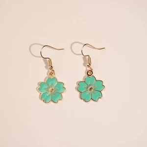 Cute Adorable Green Flowers Hook Dangle Drop Earrings Novelty Jewellery Gift - Picture 1 of 1