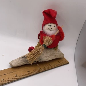 Escoba de Colección Navidad Piña Elfo Gnomo Deriva Madera Pintada Tela Cara - Imagen 1 de 7