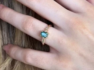 Anillo de compromiso de diamantes turmalina corte esmeralda cultivado en laboratorio de oro amarillo de 14 quilates 1,80 quilates - Imagen 1 de 10