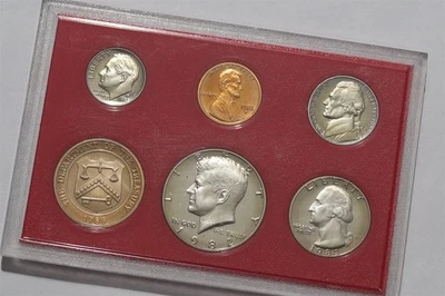 🧭 🇺🇸 USA 1982 S PROOF MINT SET ONLY PLASTIC AS PER PHOTO B84 #530 - Image 1 of 3