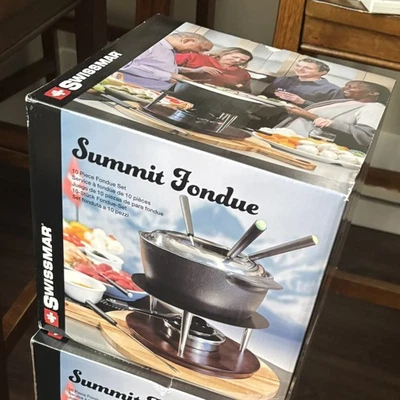 Swissmar Summit 10 件哑光黑色铸铁火锅套装 — 第 1/3 张图片