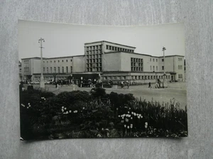 AK Meißen Bahnhof Eisenbahn Zug mit Vorplatz Auto PKW Weinböhla Radebeul Dresden - Bild 1 von 2