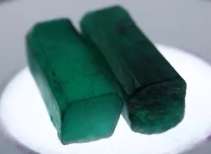 Pietra preziosa sciolta 500 carati verde smeraldo naturale grezzo non tagliata dimensioni enormi CERTIFICATA - Foto 1 di 9