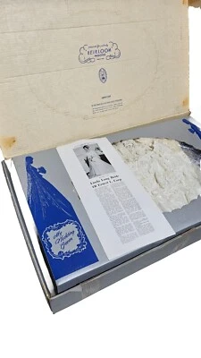 Vestido de novia en caja de recuerdo, vintage años 60. Artículo de periódico + certificado. Foto 1 de 4