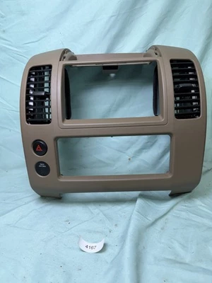 LEIA 05-12 Nissan Xterra Pathfinder Frontier painel central rádio moldura ventilação marrom - Imagem 1 de 4