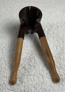 Cascanueces de metal vintage resistente mango de madera nogal nuez moscana cascanueces marrón - Imagen 1 de 10