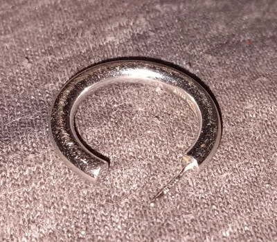 TIFFANY & Co. Oro Blanco 18K (750), Pendiente Aro Único Abierto, 7/8" Diámetro, En muy buena condición Foto 1 de 4