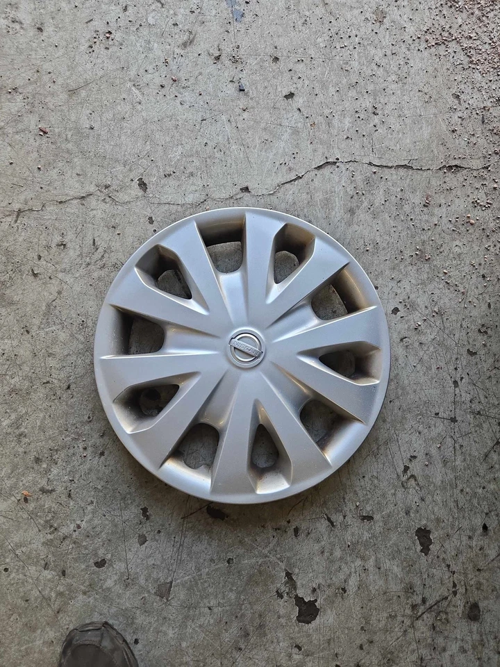 Tampa de roda usada serve: 2016 Nissan Versa 15`` grau A - Imagem 1 de 4