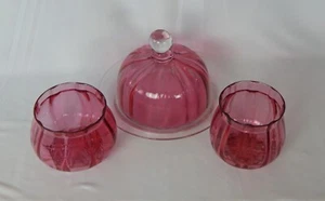 ANTIKES HOBBS CRANBERRY GLAS GERIPPT POLIERT ZUCKER, LÖFFEL, GEWÖLBTE BUTTERDOSE - Bild 1 von 7
