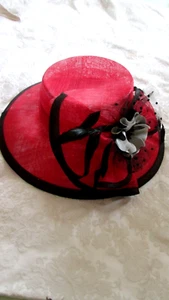 NEU DAMEN "SASHA" ROTER STROH DERBY HUT SCHWARZER RAND FEDERN GRAU & SCHWARZES BLÜTENBLATT - Bild 1 von 17