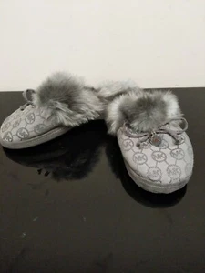 Michael Kors Silver Gray Fluffy Furry Kids Slippers & "M" Charm sz. 5 BnftsChrty - Picture 1 of 12