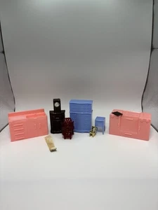 Vintage Puppenhaus Möbel Konvolut 10 Kunststoff Miniaturen gemischte Farben - Bild 1 von 10
