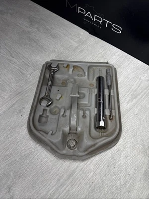 BMW OEM E30 КОМПЛЕКТ ИНСТРУМЕНТОВ ДЛЯ КРЫШКИ БАГАЖНИКА ЛОТОК ЗАДНИЙ КЛАПАН СЕРЫЙ + ИНСТРУМЕНТЫ 71111128911 - Изображение 1 из 4