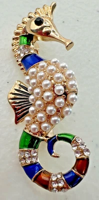 Broche Caballito de Mar Tono Dorado Imitación Perlas Multicolor Esmalte Estrás Prendedor Náutico Foto 1 de 4
