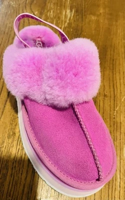 Zapatilla de gamuza AMPUTEE- UGG Funkette. (Solo zapato derecho) talla 6M  Foto 1 de 3