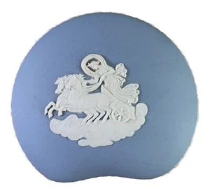 Vintage Wedgwood Jasperware Blue Kidney Bean Shaped Trinket Box Chariot Greek - Picture 1 of 7