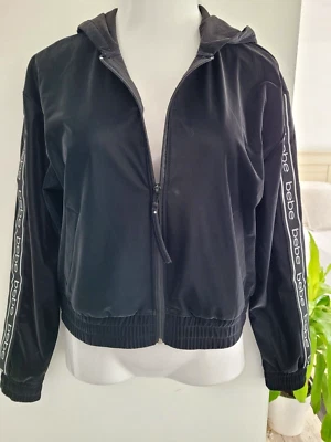 BEBE Mediana Imitación Gamuza Negra Cremallera Completa Chaqueta Sudadera con Capucha Forrada de Vellón Ligera Foto 1 de 3