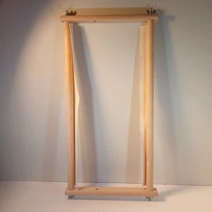 Marco de costura de punta de aguja 9" x 18" bordado de pergamino de madera - Imagen 1 de 6