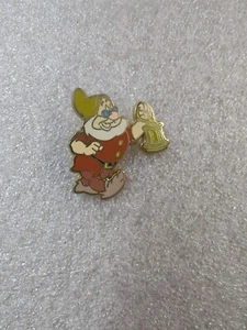 Disney Schneewittchen und die sieben Zwerge Doc hält eine Laterne Trading Pin - Bild 1 von 3