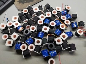 75 Stück Restposten emaillierte Drahtspule Spule mit 0,5 mm emailliertem Draht rund 4,5 Ohm - Bild 1 von 20