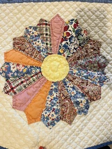 Vintage hand quilted dresden plate quilt - Picture 1 of 15