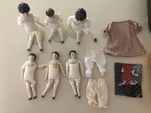 Lotto di 7- BAMBOLA PORCELLANA vintage alta 5" con supporti-alcuni panni e scatola vintage - Foto 1 di 11